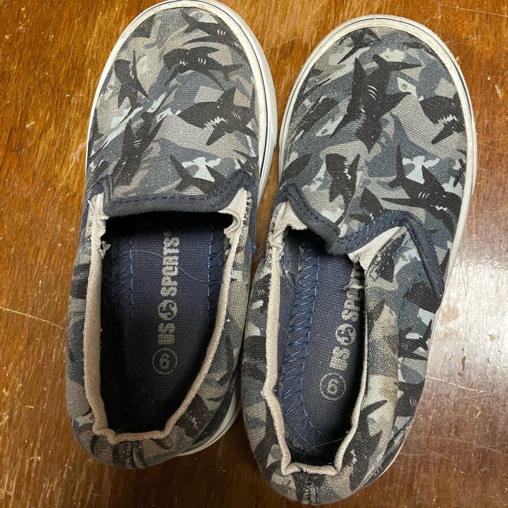 Shark print size nine canvas tennis shoes
